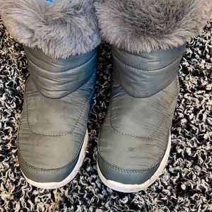 Zip-up winter boots lined with faux fur.